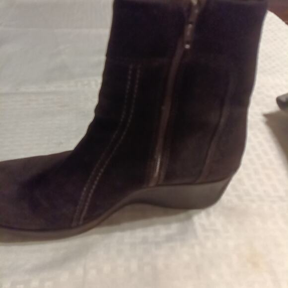 La Canadienne Women's Dark Brown Suede Wedge Ankle Boots, Side Zip, Size 9M - Picture 3 of 7